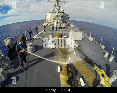 Il 4 febbraio 2014, i marinai a bordo della USS Donald Cook (DDG 75) eseguono un lavaggio di acqua dolce sul foc’sle della nave mentre erano in viaggio verso Rota. La USS Donald Cook è il primo cacciatorpediniere della classe Arleigh Burke ad essere di stanza a Rota, in Spagna, migliorando le capacità navali nella regione. Foto Stock