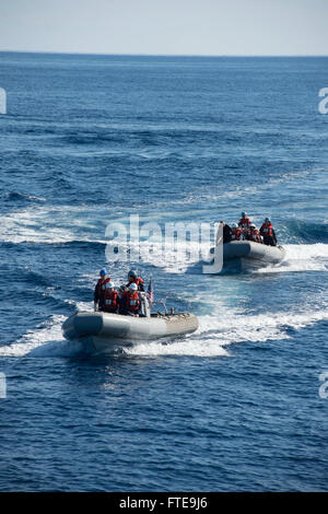 I marinai a bordo della USS Stout (DDG 55), un cacciatorpediniere missilistico guidato classe Arleigh Burke, conducono operazioni su piccole imbarcazioni con gommoni a scafo rigido (RHIB) il 5 febbraio 2014. Il cacciatorpediniere è schierato a sostegno delle operazioni di sicurezza marittima nella sesta flotta degli Stati Uniti. Foto Stock