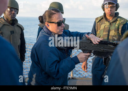 Questa foto della Marina degli Stati Uniti del 7 febbraio 2014 mostra il Master-at-Arms 1st Class Krystal Meza che istruisce i marinai sul caricamento della mitragliatrice M240B a bordo della USS Stout (DDG 55), un cacciatorpediniere missilistico guidato. La USS Stout è stata portata a Norfolk, Virginia, ed è stata dispiegata a sostegno delle operazioni di sicurezza marittima e della cooperazione di sicurezza teatrale nella 6th Fleet. Foto Stock
