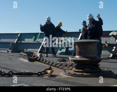 I marinai a bordo della USS Elrod (FFG 55), una fregata missilistica guidata classe Oliver Hazard Perry, osservano il crollo della catena di ancoraggio mentre la nave arriva in Tunisia per una visita al porto l'8 febbraio 2014. La visita mirava a rafforzare i partenariati regionali della sesta flotta statunitense e a sostenere la stabilità marittima nella zona. Foto Stock