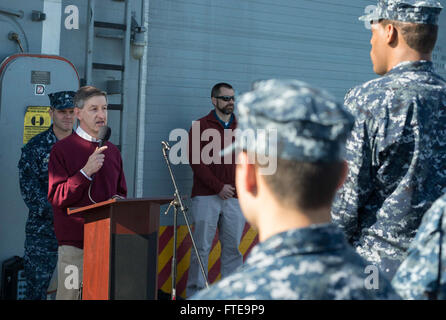 L'8 febbraio 2014, l'ambasciatore degli Stati Uniti in Tunisia Jake Walles si è rivolto all'equipaggio della USS Elrod (FFG 55), una fregata missilistica guidata classe Oliver Hazard Perry, che è arrivata al largo della costa tunisina per un esercizio regionale volto a rafforzare i partenariati marittimi e la stabilità. Foto Stock