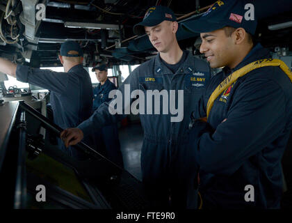 140210-N-CH661-004 mare mediterraneo (feb. 10, 2014) - Lt.j.g. James E. Lewis, sinistra e Alfiere Anand Narayan calcolare il punto di approccio più prossimo ad una nave straniera sul ponte a bordo guidato-missile destroyer USS Ramage (DDG 61). Ramage homeported a Norfolk, Virginia, è su una distribuzione programmata sostenere le operazioni di sicurezza marittima e di teatro la cooperazione in materia di sicurezza gli sforzi negli Stati Uniti Sesta flotta area di operazioni. (U.S. Foto di Marina di Massa lo specialista di comunicazione 2a classe Jared re/RILASCIATO) Unisciti alla conversazione su Twitter ( https://twitter.com/naveur navaf ) seguici su Faceb Foto Stock