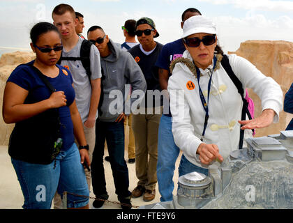 140215-N-PZ713-160 MASADA, Israele (feb. 15, 2014) - i marinai e Marines ascoltare una guida turistica su un banco durante una visita porta a Masada, Israele. Boxer è l'ammiraglia per il Boxer anfibio gruppo pronto e, con l'avviato xiii Marine Expeditionary Unit, è distribuito come supporto di le operazioni di sicurezza marittima e di teatro la cooperazione in materia di sicurezza gli sforzi negli Stati Uniti 6 ° Flotta area di operazioni. (U.S. Foto di Marina di Massa lo specialista di comunicazione di terza classe Mayra A. Knight/RILASCIATO) Unisciti alla conversazione su Twitter ( https://twitter.com/naveur navaf ) follow us on Facebook ( https://www.facebook Foto Stock