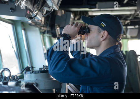 140215-N-UD469-069 mare mediterraneo (feb. 15, 2014) - Ensign Joseph Alpert scansiona l'orizzonte per contatti aria permanente, mentre guarda sul Ponte del Arleigh Burke-class guidato-missile destroyer USS Stout (DDG 55) durante una difesa aerea esercizio con la portaerei francese FS Charles de Gaulle (R91). Stout, homeported a Norfolk, Virginia, è su una distribuzione programmata sostenere le operazioni di sicurezza marittima e di teatro la cooperazione in materia di sicurezza gli sforzi negli Stati Uniti Sesta flotta area di operazioni. (U.S. Foto di Marina di Massa lo specialista di comunicazione 2a classe Amanda R. Gray/RILASCIATO) Unisciti alla conversat Foto Stock