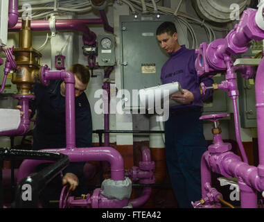 140219-N-MW280-048 OCEANO ATLANTICO (feb. 19, 2014) -- Aviazione di Boatswain Mate (combustibili) terza classe James Travis, da Snellville, Ga., mantiene un registro di jet fuel (JP-5) inviata per il ponte di volo come aviazione di Boatswain Mate (combustibili) Airman Donald Garrell, da Jackson, N.J., rilascia le valvole nelle principali JP-5 camera della pompa a bordo del multipurpose Amphibious Assault nave USS Bataan (LHD 5). Il Bataan anfibio gruppo Readiness è implementato il supporto le operazioni di sicurezza marittima, fornendo la risposta alle crisi, la capacità di aumentare il teatro la cooperazione in materia di sicurezza e di un avanzamento presenza navale negli Stati Uniti Navy' Foto Stock