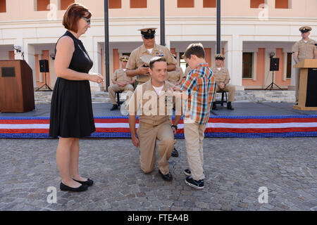 140916-N-OX801-254 napoli, Italia (sett. 16, 2014) Direttore Tecnico dei sistemi informativi aziendali Robert Ortloff riceve ancore da Elizabeth e Cole Ortloff durante gli Stati Uniti Forze Navali/Europa-africa U.S. Sesta flotta chief petty Officer (CPO) pinning cerimonia al supporto navale attività, Napoli. La cerimonia ha onorato 28 marinai promosso al rango di chief petty officer, aventi le loro ancore segnato da amici e parenti e le loro nuove peer nel CPO Mess. (U.S. Foto di Marina di Massa lo specialista di comunicazione di terza classe Daniel Schumacher/RILASCIATO) Foto Stock