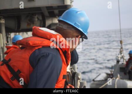 140217-N-ZZ999-005 mare mediterraneo (feb. 17, 2014) - Boatswain compagno del 3° di classe Cristian Cseh tende la linea durante il recupero dello scafo rigido gommone a bordo della Oliver Hazard Perry-class guidato-missile fregata USS Elrod (FFG 55). Elrod è su una distribuzione programmata sostenere le operazioni di sicurezza marittima e di teatro la cooperazione in materia di sicurezza gli sforzi negli Stati Uniti Sesta flotta area di operazioni. (U.S. Navy foto di Cryptologic Technician-Technical 1a classe Brandon J. Silvis/RILASCIATO) Unisciti alla conversazione su Twitter ( https://twitter.com/naveur navaf ) follow us on Facebook ( https://www.facebo Foto Stock