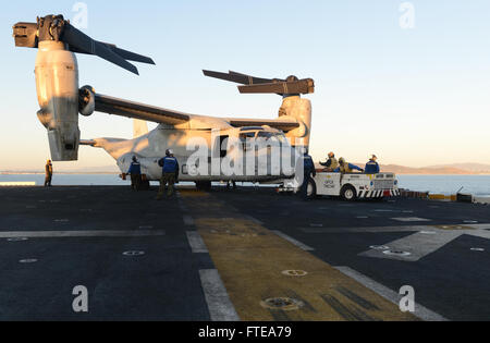 Il 22 febbraio 2014, a bordo della USS Bataan, i marinai spostano un MV-22 Osprey sul ponte di volo. Questa operazione fa parte del dispiegamento del Bataan Amphibious Readiness Group, sostenendo le operazioni di sicurezza marittima e fornendo risposta alle crisi e cooperazione per la sicurezza del teatro nelle aree della 5a e 6a flotta della Marina degli Stati Uniti. Foto Stock