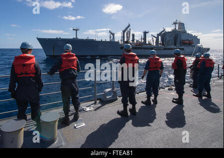 I marinai a bordo della USS Philippine Sea (CG 58) si preparano per un'operazione di rifornimento in mare il 23 febbraio 2014. La nave è schierata con il George H.W. Bush Carrier Strike Group a sostegno delle missioni nelle aree di responsabilità della 5th e 6th Fleet. Foto Stock