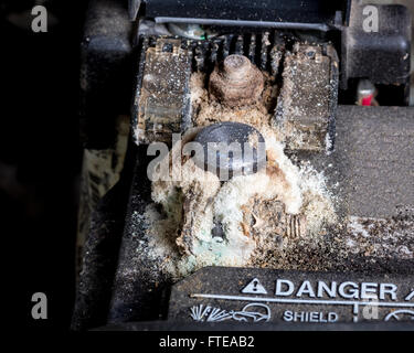 Pastella corrosi terminale in un carrello di prelievo Foto Stock
