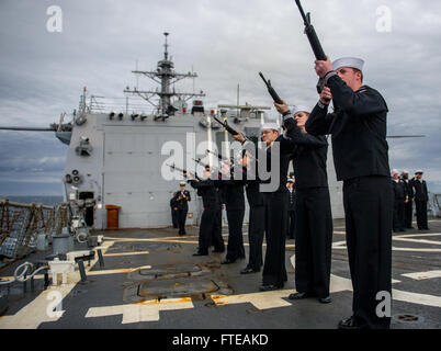 140301-N-VC599-173 OCEANO ATLANTICO (1 marzo 2014) marinai rendere onora con un 21-gun salute durante la sepoltura in mare cerimonia a bordo della Arleigh Burke-class guidato-missile destroyer USS Roosevelt (DDG 80). Roosevelt è su una distribuzione programmata come parte del George H.W. Bush Carrier Strike gruppo en route per supportare le operazioni di sicurezza marittima e di teatro la cooperazione in materia di sicurezza gli sforzi negli Stati Uniti La quinta e la sesta flotta aree di responsabilità. (U.S. Foto di Marina di Massa lo specialista di comunicazione 2a classe Justin Wolpert/rilasciato) Foto Stock