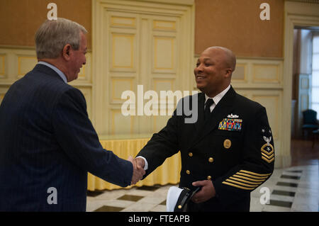 140303-N-WD757-517 MARSEILLE, Francia (3 marzo 2014) - Master Chief Barone Randle, il comando master chief delle visite-missile destroyer USS Arleigh Burke (DDG 51), destra, congedandosi da José François Allegrini, rappresentante del sindaco di Marsiglia, presso un ufficio chiamata durante una prevista visita porta. Arleigh Burke è su una distribuzione programmata a sostegno di le operazioni di sicurezza marittima e di teatro la cooperazione in materia di sicurezza gli sforzi negli Stati Uniti La quinta e la sesta flotta area di responsabilità. (U.S. Foto di Marina di Massa lo specialista di comunicazione 2a classe Carlos M. Vazquez II/RILASCIATO) Unisciti alla conversazione sul Foto Stock