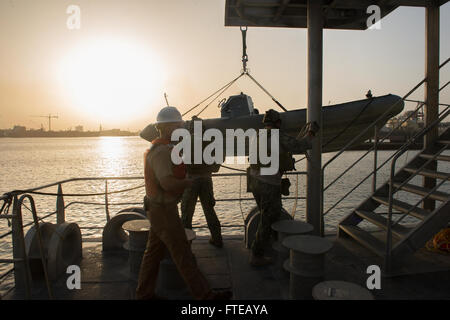 140305-N-ZY039-280: DAKAR, Senegal (5 marzo 2014) - i marinai e servizio civile i marinai a bordo di giunto ad alta velocità a nave USNS Spearhead JHSV (1) inferiore di un rigido-scafo gommone in acqua mentre di Dakar in Senegal per una pianificata regolarmente visita porta. Punta di diamante, U.S. Navy's first-in-class giunto ad alta velocità a vaso, è sulla sua fanciulla distribuzione teatro di supporto di sicurezza gli sforzi di cooperazione e collaborazione internazionali di programma per il potenziamento delle capacità in Africa la stazione di partenariato negli Stati Uniti Sesta flotta area di operazioni. (U.S. Foto di Marina di Massa Specialista comunicazione marinaio Justin R. DIN Foto Stock