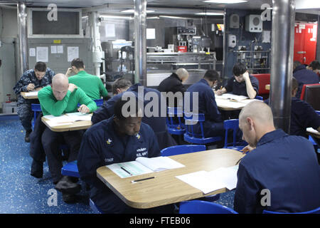 140306-N-ZZ999-001 mare mediterraneo (Mar. 06, 2014) - 2a classe Sottufficiali prendere loro E6 (Petty Officer 1a classe) avanzamento esami su il pasticcio del ponte della Oliver Hazard Perry-class guidato-missile fregata USS Elrod (FFG 55). Elrod è su un programmato sei mesi di distribuzione per la sesta flotta area di responsabilità di conduzione e marittima teatro delle operazioni di sicurezza. (U.S. Navy foto di Cryptologic Technician-Technical 3rd Class Michael D. Williams/RILASCIATO) Unisciti alla conversazione su Twitter ( https://twitter.com/naveur navaf ) follow us on Facebook ( https://www.facebook.com/USNavalForcesEuro Foto Stock