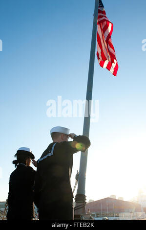 I marinai a bordo della USS Arleigh Burke (DDG 51) salutano il distintivo nazionale durante i colori mattutini a Marsiglia, Francia. Il cacciatorpediniere missilistico guidato è in missione a sostegno delle operazioni di sicurezza marittima e degli sforzi di cooperazione regionale nella 6th Fleet of Operations degli Stati Uniti. Foto Stock