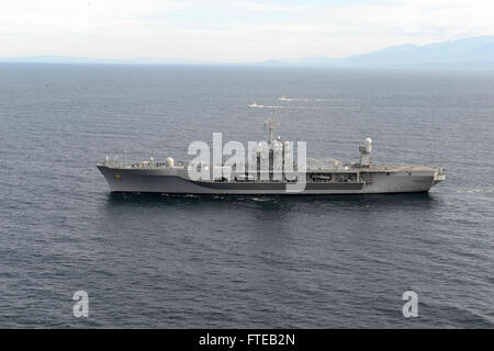 141018-N-VY489-277 MAR NERO (ott. 18, 2014), Stati Uniti 6 comando della flotta e la nave di controllo USS Mount Whitney (LCC 20), partecipa a un passaggio di esercizio (PASSEX) con navi di Georgian Coast Guard. Il Monte Whitney, homeported in Gaeta, Italia, opera con un combinato di equipaggio di marinai e militari di comando Sealift servizio civile naviganti. (U.S. Foto di Marina di Massa lo specialista di comunicazione 2a classe Mike Wright/ rilasciato) Foto Stock