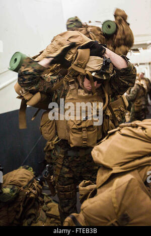 US Marines con Battalion Landing Team 1st Battalion, 6th Marine Regiment, 22nd Marine Expeditionary Unit (MEU) conducono operazioni a bordo della USS Bataan (LHD 5). La MEU è impegnata in un'esercitazione bilaterale con l'esercito ellenico in Grecia, rafforzando le relazioni della NATO. Foto Stock