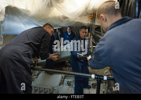 140307-N-WD757-128 MARSEILLE, Francia (7 marzo 2014) - i marinai di eseguire le operazioni di manutenzione su apparecchiature di propulsione a bordo guidato-missile destroyer USS Arleigh Burke (DDG 51). Arleigh Burke è su una distribuzione programmata a sostegno di le operazioni di sicurezza marittima e di teatro la cooperazione in materia di sicurezza gli sforzi negli Stati Uniti Sesta flotta area di operazioni. (U.S. Foto di Marina di Massa lo specialista di comunicazione 2a classe Carlos M. Vazquez II/RILASCIATO) Unisciti alla conversazione su Twitter ( https://twitter.com/naveur navaf ) follow us on Facebook ( https://www.facebook.com/USNavalForcesEuropeAfrica ) e mentre sei a Foto Stock