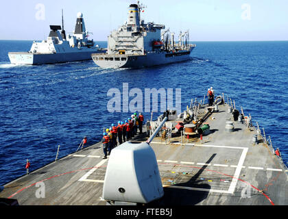Il cacciatorpediniere della Royal Navy HMS Diamond (D34) e l'USNS John Lenthall (T-AO 189) conducono un rifornimento in corso nel Mar Mediterraneo. USS Ramage (DDG 61) è visibile con il suo team di sicurezza che si sta preparando per il supporto della missione durante uno spiegamento programmato. Foto Stock
