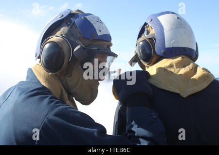 140307-N-ZZ999-005 mare mediterraneo (Mar. 07, 2014) - ponte di volo personale del servizio di emergenza don abbigliamento protettivo al fine di rispondere a un ponte di volo trapano crash a bordo della Oliver Hazard Perry-class guidato-missile fregata USS Elrod (FFG 55). Elrod è su un programmato sei mesi di distribuzione per la sesta flotta area di responsabilità di conduzione e marittima teatro delle operazioni di sicurezza. (U.S. Navy foto di Cryptologic Technician-Technical 1a classe Brandon J. Silvis/RILASCIATO) Unisciti alla conversazione su Twitter ( https://twitter.com/naveur navaf ) follow us on Facebook ( https://www.facebook.com/USNav Foto Stock