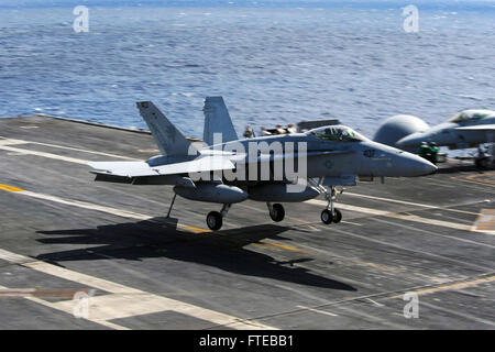 140308-N-CZ979-370 MEDITERRAINEAN Mare (Mar. 8, 2014) Un F/A-18C Hornet attaccato al Golden guerrieri di Strike Fighter Squadron (VFA) 87 atterra sul ponte di volo della portaerei USS George H.W. Bussola (CVN 77). George H. W. Bush è su una distribuzione programmata sostenere le operazioni di sicurezza marittima e di teatro la cooperazione in materia di sicurezza gli sforzi negli Stati Uniti Sesta flotta area di operazioni. (U.S. Foto di Marina di Massa lo specialista di comunicazione di terza classe Giosuè Card/rilasciato) Foto Stock