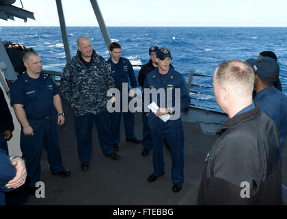 140308-N-CH661-050 MARE MEDITERRANEO (8 marzo 2014) - Capo fuoco Controlman Jason Rhodes, assegnati alle visite-missile destroyer USS Ramage (DDG 61), parla per la prima classe sottufficiali prima di una fresca acqua di lavaggio verso il basso. Ramage homeported a Norfolk, Virginia, è su una distribuzione programmata sostenere le operazioni di sicurezza marittima e di teatro la cooperazione in materia di sicurezza gli sforzi negli Stati Uniti Sesta flotta area di operazioni. (U.S. Foto di Marina di Massa lo specialista di comunicazione 2a classe Jared re/RILASCIATO) Unisciti alla conversazione su Twitter ( https://twitter.com/naveur navaf ) follow us on Facebook ( https://www.fa Foto Stock