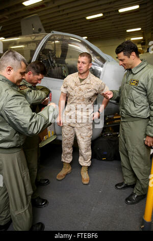 140309-M-VU249-109: Mare Egeo (9 marzo 2014) - Col. William R. Dunn, 22 Marine Expeditionary Unit (MEU), comandante, colloqui con membri dell'esercito ellenica durante una visita a bordo della USS Bataan (LHD 5). MEU è distribuito negli Stati Uniti Sesta flotta area di operazioni con il Bataan anfibio gruppo pronto come un mare-basato, crisi expeditionary Forza di risposta in grado di condurre missioni anfibio in tutta la gamma di operazioni militari. (U.S. Marine Corps foto di Sgt. Alisa J. Helin/RILASCIATO) Unisciti alla conversazione su Twitter ( https://twitter.com/naveur navaf ) follow us on Facebo Foto Stock