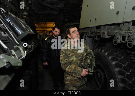 140309-N-AO823-100: Mare Egeo (9 marzo 2014) - Membri della Hellenic Forze Armate tour ben coperta della multipurpose Amphibious Assault nave USS Bataan (LHD 5). Il Bataan anfibio gruppo Readiness è su una distribuzione programmata sostenere le operazioni di sicurezza marittima, fornendo crisi la capacità di risposta e il teatro di sicurezza gli sforzi di cooperazione negli Stati Uniti Sesta flotta area di operazioni. (U.S. Foto di Marina di Massa Specialista comunicazione marinaio apprendista Michael J. Lieberknecht/rilasciato) Foto Stock