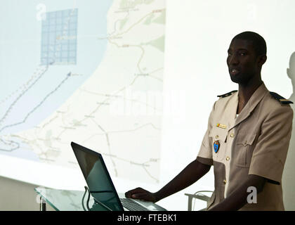 DAKAR, Senegal (10 marzo 2014) Marina senegalesi Lt. (J.g.) Amadou Diallo dà la mattina breve in sahariana esercizio Express gruppo di controllo (ECG). Il monitor ECG e guide l'esercizio come esso progredisce. Esercizio Saharan Express 2014 è un annuale alla sicurezza marittima internazionale la cooperazione esercizio inteso a migliorare la sicurezza marittima e la sicurezza in Africa occidentale. (U.S. Foto di Marina di Massa lo specialista di comunicazione 1a classe David R. Krigbaum/ rilasciato) Foto Stock