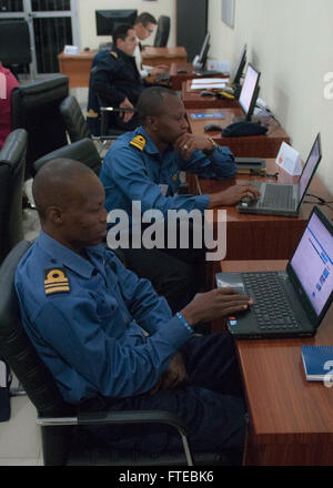 DAKAR, Senegal (10 marzo 2014) Sierra Leone Navy Lt. La Cmdr. Lawrence Jabati e Ghana Navy Lt. La Cmdr. David Kpetigo opera nella Dakar Maritime Operations Center (MOC) durante la fase di esercizio del Sahara Express. Il MOC coordina tutte basate su uno scenario e attività di esercizio compresa la lotta contro la pesca illegale, la tratta degli esseri umani e alla pirateria. Saharan Express 2014 è un annuale alla sicurezza marittima internazionale la cooperazione esercizio inteso a migliorare la sicurezza marittima e la sicurezza in Africa occidentale. (U.S. Foto di Marina di Massa lo specialista di comunicazione 1a classe David R. Krigbaum/ rilasciato) Foto Stock