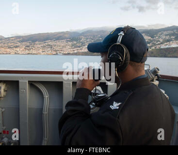 Lo specialista del personale di seconda classe Hilliard Kelly riferisce che un oggetto è trasportato dalla USS Simpson (FFG 56), una fregata missilistica guidata, che arriva in Portogallo per una visita al porto programmata. La nave sta conducendo operazioni di sicurezza marittima e sforzi di cooperazione per la sicurezza del teatro come parte del suo dispiegamento nella zona delle operazioni della 6th Fleet degli Stati Uniti. Foto Stock