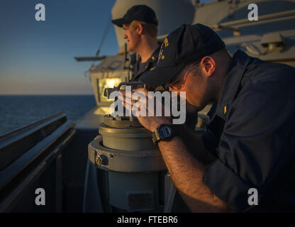 140312-N-VC599-064 Mare Mediterraneo (12 marzo 2014) alfiere Nicholas Wood da Warsw, Ind. prende un cuscinetto durante un PASSEX con i militari albanesi a bordo della Arleigh Burke-class guidato-missile destroyer USS Roosevelt (DDG 80). Roosevelt è su una distribuzione programmata sostenere le operazioni di sicurezza marittima e di teatro la cooperazione in materia di sicurezza gli sforzi negli Stati Uniti Sesta flotta area di operazioni. (U.S. Foto di Marina di Massa lo specialista di comunicazione 2a classe Justin Wolpert/rilasciato) Foto Stock