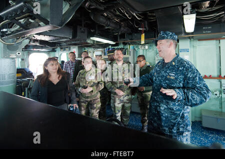 140312-N-WD757-161 MARSEILLE, Francia (12 marzo 2014) - Senior Chief Operations Specialist Peter Korff dà un tour del ponte al servizio francese i deputati e i cittadini a bordo guidato-missile destroyer USS Arleigh Burke (DDG 51) mentre la nave è in porto su una visita programmata a Marsiglia, Francia. Arleigh Burke è su una distribuzione programmata a sostegno di le operazioni di sicurezza marittima e di teatro la cooperazione in materia di sicurezza gli sforzi negli Stati Uniti Sesta flotta area di operazioni. (U.S. Foto di Marina di Massa lo specialista di comunicazione 2a classe Carlos M. Vazquez II/RILASCIATO) Unisciti alla conversazione su Twitter ( https: Foto Stock