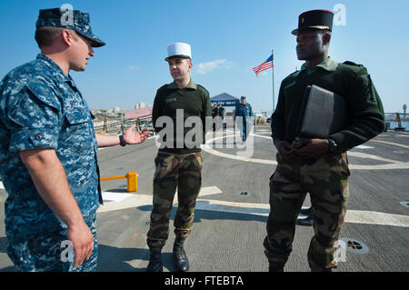 MARSEILLE, Francia (12 marzo 2014) - Cryptologic tecnico (tecnico) 2a classe Rory Lusic parla francese con i membri del servizio sul ponte di volo durante un tour delle visite-missile destroyer USS Arleigh Burke (DDG 51) mentre la nave è in porto su una visita programmata a Marsiglia, Francia. Arleigh Burke è su una distribuzione programmata a sostegno di le operazioni di sicurezza marittima e di teatro la cooperazione in materia di sicurezza gli sforzi negli Stati Uniti Sesta flotta area di operazioni. (U.S. Foto di Marina di Massa lo specialista di comunicazione 2a classe Carlos M. Vazquez II/RILASCIATO) Unisciti alla conversazione su Twitter ( https://twitter.co Foto Stock