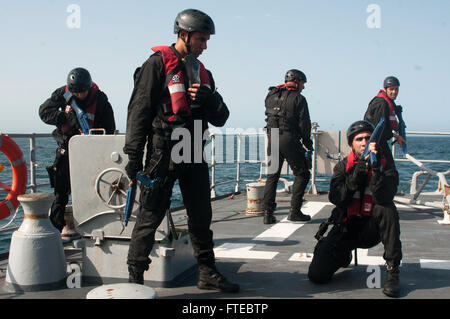 Oceano atlantico (12 marzo 2014) La Royal Navy marocchina di interdizione marittima operazioni (MIO) schede del team francese nave pattuglia Commandant Birot (F 796) come parte di un mio contrabbando di armi lo scenario di addestramento durante la fase di esercizio del Sahara Express 2014, è un marittimo internazionale di cooperazione per la sicurezza esercizio inteso a migliorare la sicurezza e la sicurezza in Africa occidentale. (U.S. Foto di Marina di Massa lo specialista di comunicazione di terza classe Robert S. Prezzo/rilasciato) Foto Stock