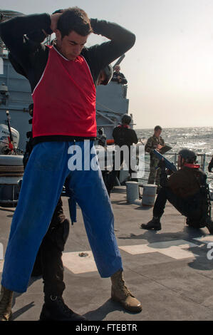 Oceano atlantico (12 marzo 2014) La Royal Navy marocchina di interdizione marittima operazioni (MIO) Imbarco membro del team cerca un marinaio francese come parte di un mio contrabbando di armi lo scenario di addestramento detenute a bordo di pattuglia francese comandante della nave Birot (F 796) durante la fase di esercizio del Sahara Express 2014. Saharan Express è un marittimo internazionale di cooperazione per la sicurezza esercizio inteso a migliorare la sicurezza e la sicurezza in Africa occidentale. (U.S. Foto di Marina di Massa lo specialista di comunicazione di terza classe Robert S. Prezzo/rilasciato) Foto Stock