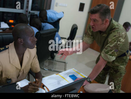 DAKAR, Senegal (12 marzo 2014) Marina senegalesi Lt. Benjamin Ndiaye, operazioni marittime Center (MOC) guarda officer e British Royal Navy Chief Darren Holloway, operations manager, discutere l'uso di visione del mare per via delle navi in mare all'interno dell'esercizio Saharan Express 2014 Dakar MOC. Saharan Express 2014 è un annuale alla sicurezza marittima internazionale la cooperazione esercizio inteso a migliorare la sicurezza marittima e la sicurezza in Africa occidentale. (U.S. Foto di Marina di Massa lo specialista di comunicazione 1a classe David R. Krigbaum/ rilasciato) Foto Stock