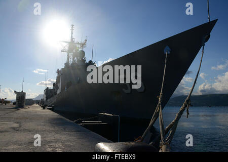 140215-N-JE719-240 SOUDA BAY, Grecia (15 febbraio 2014) - il pericolo di Oliver Perry-class guidato-missile fregata USS Simpson (FFG-56) si trova ormeggiato dopo essere arrivati a Souda Bay per una porta programmata visita. Simpson, homeported a Mayport Fla., è su una distribuzione programmata sostenere le operazioni di sicurezza marittima e di teatro la cooperazione in materia di sicurezza gli sforzi negli Stati Uniti Sesta flotta area di operazione. (U.S. Foto di Marina di Massa lo specialista di comunicazione 2a classe Jeffrey M. Richardson/RILASCIATO) Unisciti alla conversazione su Twitter ( https://twitter.com/naveur navaf ) follow us on Facebook ( https://www.facebook.c Foto Stock