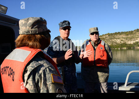 140217-N-JE710-013 SOUDA BAY, Grecia (feb. 17, 2014) - USA Supporto navale attività Souda Bay comandante, cap. James F. Gibson, medio, mutandine CAPSTONE partecipanti sulla capacità di supporto durante un tour in barca di Souda Bay. Torrs è un militare congiunta del programma di istruzione per gli ufficiali promosso Ammiraglio posteriore e il generale di brigata o civili appena nominato Senior Executive Service. (U.S. Foto di Marina di Massa lo specialista di comunicazione 2a classe Jeffrey M. Richardson/RILASCIATO) Unisciti alla conversazione su Twitter ( https://twitter.com/naveur navaf ) follow us on Facebook ( https://www.face Foto Stock