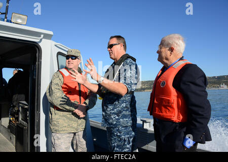 140217-N-JE710-046 SOUDA BAY, Grecia (feb. 17, 2014) - USA Supporto navale attività Souda Bay comandante, cap. James F. Gibson, medio, mutandine CAPSTONE partecipanti sulla capacità di supporto durante un tour in barca di Souda Bay. Torrs è un militare congiunta del programma di istruzione per gli ufficiali promosso Ammiraglio posteriore e il generale di brigata o civili appena nominato Senior Executive Service. (U.S. Foto di Marina di Massa lo specialista di comunicazione 2a classe Jeffrey M. Richardson/RILASCIATO) Unisciti alla conversazione su Twitter ( https://twitter.com/naveur navaf ) follow us on Facebook ( https://www.face Foto Stock