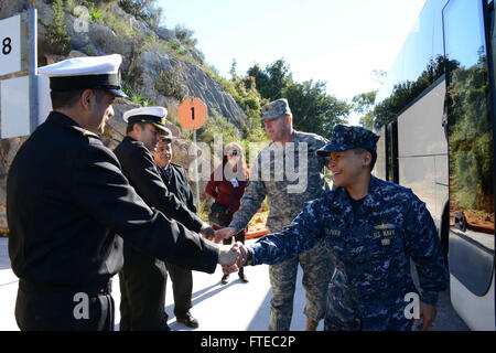 140217-N-JE710-185 SOUDA BAY, Grecia (feb. 17, 2014) - CAPSTONE partecipanti sono accolti da Marina ellenica della Cmdr. Stellios Papadakis prima di un tour del deposito di munizioni strutture. Torrs è un militare congiunta del programma di istruzione per gli ufficiali promosso Ammiraglio posteriore e il generale di brigata o civili appena nominato Senior Executive Service. (U.S. Foto di Marina di Massa lo specialista di comunicazione 2a classe Jeffrey M. Richardson/RILASCIATO) Unisciti alla conversazione su Twitter ( https://twitter.com/naveur navaf ) follow us on Facebook ( https://www.facebook.com/USNavalForcesEuropeAfrica ) e mentre sei a Foto Stock