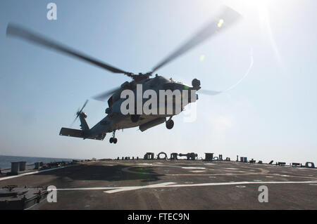 140317-N-WD757-182 Mare Mediterraneo (17 marzo 2014) - Un MH-60R Sea Hawk elicottero assegnato al Granmaestro di elicottero squadrone marittimo (HSM) 46 si prepara a terra sul ponte di volo dell'guidato-missile destroyer USS Arleigh Burke (DDG 51). Arleigh Burke è su una distribuzione programmata a sostegno di le operazioni di sicurezza marittima e di teatro la cooperazione in materia di sicurezza gli sforzi negli Stati Uniti Sesta flotta area di operazioni. (U.S. Foto di Marina di Massa lo specialista di comunicazione 2a classe Carlos M. Vazquez II/RILASCIATO) Unisciti alla conversazione su Twitter ( https://twitter.com/naveur navaf ) follow us on fac Foto Stock