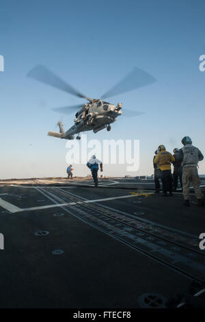 I marinai a bordo della USS Truxtun (DDG 103) partecipano a un'operazione di rifornimento in volo con un elicottero MH-60R Sea Hawk. L'operazione fa parte della missione della nave per sostenere gli sforzi di cooperazione per la sicurezza marittima e la sicurezza del teatro nella zona delle operazioni della 6th Fleet. Foto Stock