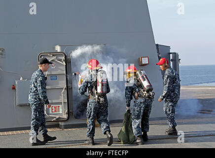 140319-N-ZZ999-069 Mare Mediterraneo (19 marzo 2014) - Lt. La Cmdr. Brent cotone, sinistra, delegato, orologi come risposta rapida ai membri del team di stanza a bordo del comando anfibio nave USS Mount Whitney (LCC 20) rispondono a un drill incendio, mentre in corso nel Mar Mediterraneo. Il Monte Whitney, homeported in Gaeta, Italia, è l'U.S. 6 ammiraglia della flotta e opera con un equipaggio combinato di U.S. Marinai e MSC di servizio civile i marittimi. (U.S. Navy foto di Cryptologic tecnico (tecnico) 2a classe Courtney Ford/RILASCIATO) Unisciti alla conversazione su Twitter ( https://twitter.com/naveur navaf ) Foto Stock