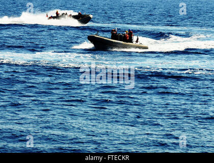 Il cacciatorpediniere missilistico guidato USS Ramage (DDG 61) che conduce operazioni su piccole imbarcazioni per l'addestramento nel Mar Mediterraneo. La nave fa parte delle operazioni della 6th Fleet degli Stati Uniti, concentrandosi sulla sicurezza marittima e la cooperazione in materia di sicurezza. Foto Stock