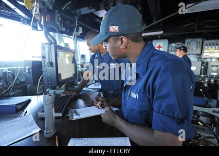 130911-N-AW206-004 mare mediterraneo (sett. 11, 2013) Quartermaster marinaio Byron Frazier si erge intendente di guardia a bordo guidato-missile destroyer USS Ramage (DDG 61). Ramage homeported a Norfolk, Virginia, è su una distribuzione programmata sostenere le operazioni di sicurezza marittima e di teatro la cooperazione in materia di sicurezza gli sforzi negli Stati Uniti Sesta flotta area di operazioni. (U.S. Foto di Marina di Massa lo specialista di comunicazione 2a classe Giacobbe D. Moore/rilasciato) Foto Stock