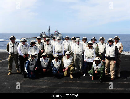 Mare Mediterraneo (31 marzo 2014) militari e funzionari governativi provenienti da Stati Uniti, Regno Unito, Norvegia e Italia Tour il ponte di volo della portaerei USS Harry Truman (CVN 75) come guidato-missili cruiser USS San Jacinto (CG 56) transita accanto a. Harry Truman, ammiraglia di Harry Truman Carrier Strike gruppo, è operativo negli Stati Uniti Sesta flotta area di responsabilità (AOR) a sostegno di le operazioni di sicurezza marittima e di teatro di sicurezza gli sforzi di cooperazione come si completa un 9 mesi di distribuzione per gli Stati Uniti 6 e 5a flotta AOR. Foto Stock