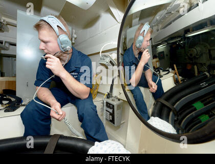 Mare Mediterraneo (1 aprile 2014) - Sonar Technician (Superficie) marinaio Daniel Kline, assegnati alle visite-missile destroyer USS Ramage (DDG 61), mantiene la comunicazione con il ponte sull'interno sistema di comunicazione vocale durante una evoluzione in streaming a sostegno dell'esercizio nobile Dina, annualmente una multi-nazionale esercizio di formazione condotte con la Hellenic e marine militari israeliane. Ramage homeported a Norfolk, Virginia, è su una distribuzione programmata sostenere le operazioni di sicurezza marittima e di teatro la cooperazione in materia di sicurezza gli sforzi negli Stati Uniti Sesta flotta area di operazioni. Foto Stock