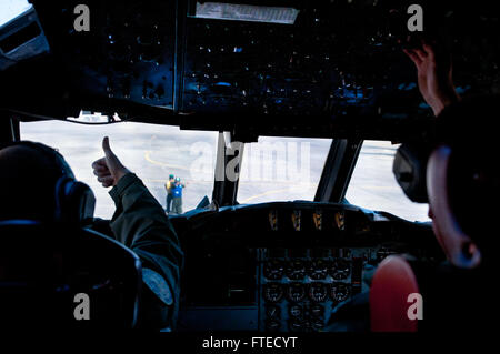 SIGONELLA, Sicilia (1 aprile 2014) - velisti assegnati per il "Aquile reali" di Patrol Squadron (VP) 9 preparare per il decollo in un P-3C Orion il pattugliamento marittimo aeromobili alla Naval Air Station Sigonella. VP-9 è distribuito negli Stati Uniti Sesta flotta area di responsabilità ed è attualmente assegnato a CTF 67, responsabile per il controllo tattico di distribuito il pattugliamento marittimo e squadroni di ricognizione in tutta la Comunità e le aree africane di operazioni. Foto Stock