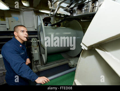 Mare Mediterraneo (1 aprile 2014) - Sonar Technician (Superficie) 2a classe Jacob Cooper, assegnati alle visite-missile destroyer USS Ramage (DDG 61), supervisiona una evoluzione in streaming a sostegno dell'esercizio nobile Dina, annualmente una multi-nazionale esercizio di formazione condotte con la Hellenic e marine militari israeliane. Ramage homeported a Norfolk, Virginia, è su una distribuzione programmata sostenere le operazioni di sicurezza marittima e di teatro la cooperazione in materia di sicurezza gli sforzi negli Stati Uniti Sesta flotta area di operazioni. Foto Stock